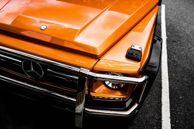 橙色的梅赛德斯-奔驰汽车
